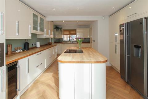 4 bedroom detached house for sale, Peartree Close, Doddinghurst, Brentwood