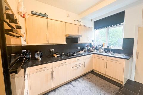 4 bedroom end of terrace house to rent, Hastings Avenue, Ilford