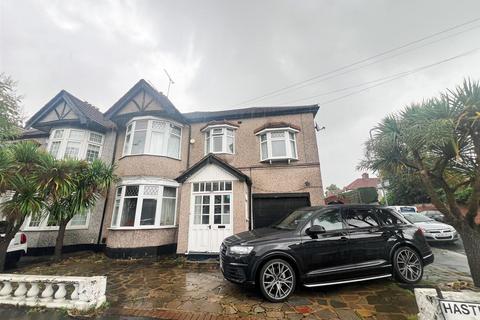 4 bedroom end of terrace house to rent, Hastings Avenue, Ilford