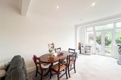 4 bedroom end of terrace house to rent, Hastings Avenue, Ilford