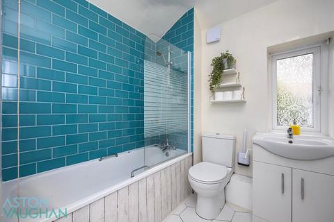 2 bedroom end of terrace house to rent, Cowfold Road, Brighton BN2