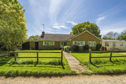 3 bedroom detached bungalow for sale, Hook Norton, Banbury