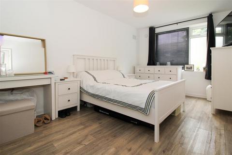 2 bedroom flat for sale, Taylor Close, London