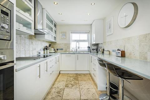 3 bedroom penthouse to rent, Russell Close, Chiswick, W4