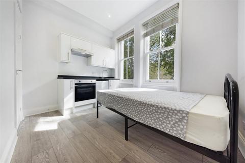 Studio to rent, Stanwick Road, London W14