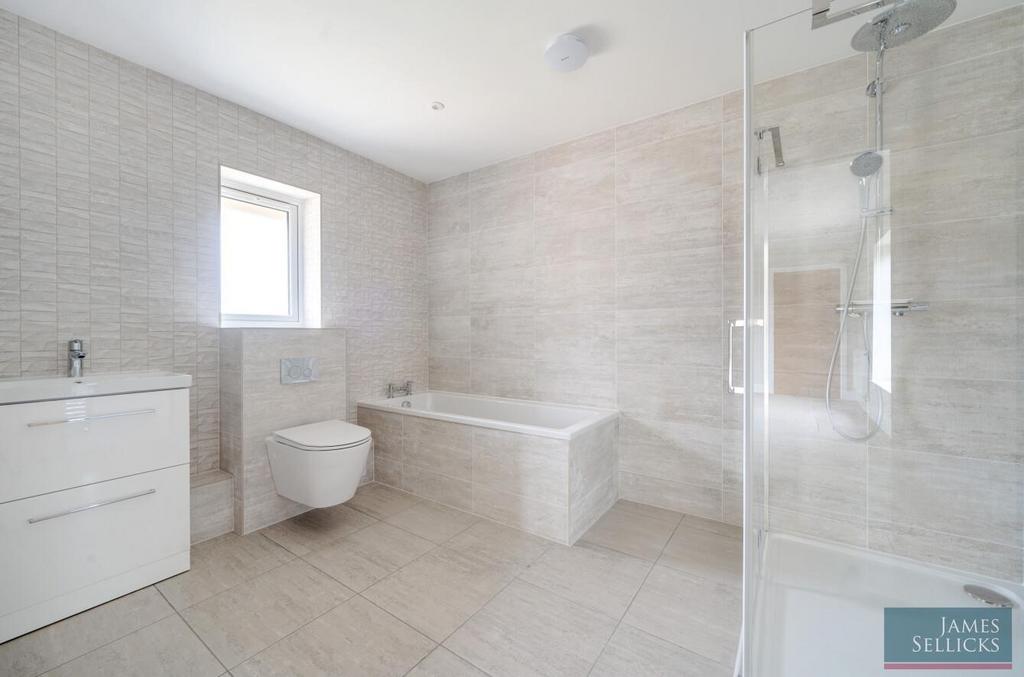 En-Suite Bathroom