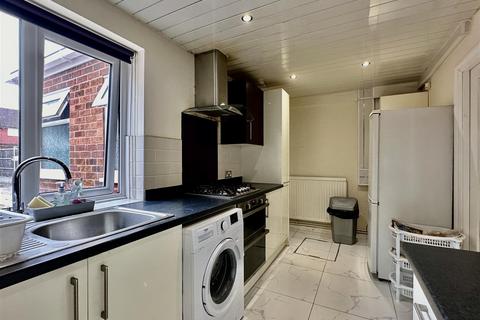 3 bedroom end of terrace house for sale, Queniborough Road, Leicester LE4