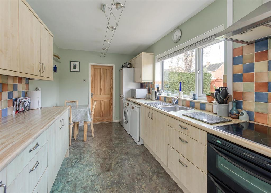 9 Redford Drive-kitchen3 NOV24.jpg