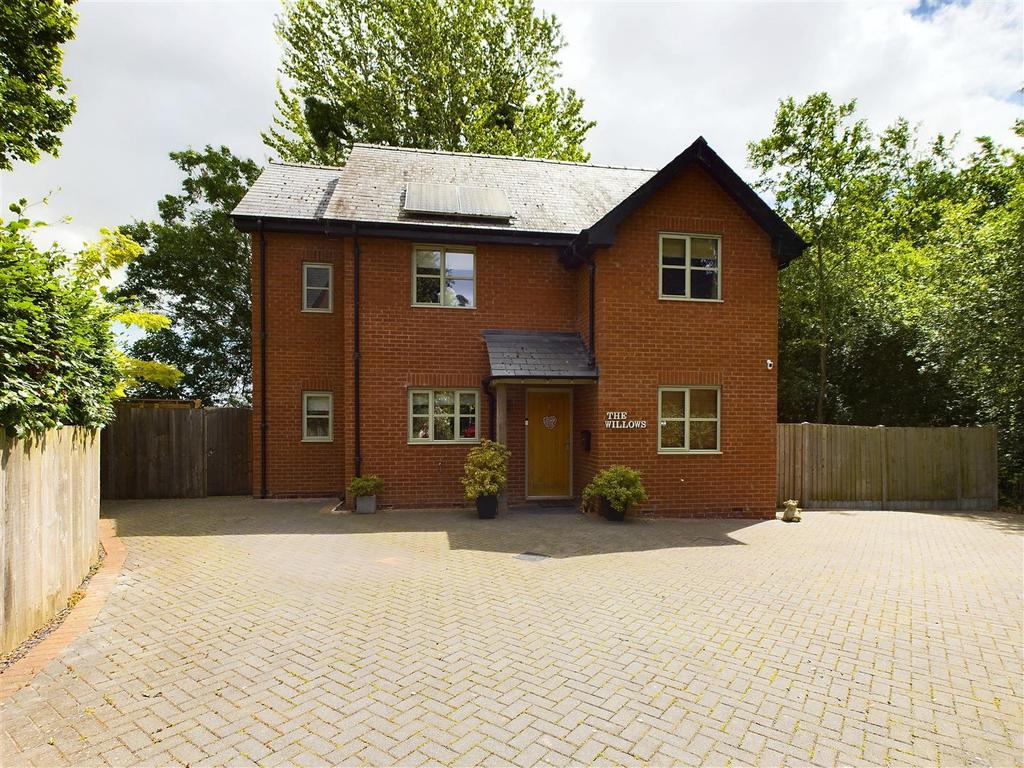 Minera Gardens, Leominster 3 bed detached house - £415,000