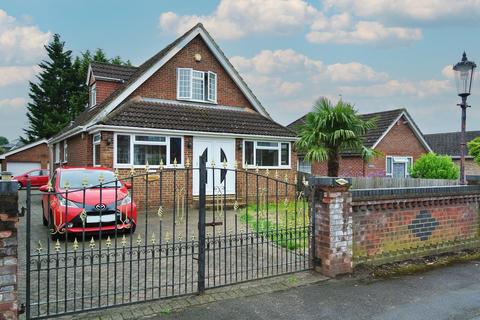 4 bedroom chalet for sale, Green Lane, Staines-Upon-Thames TW18