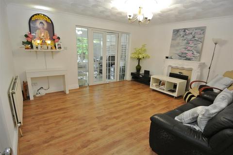 4 bedroom chalet for sale, Green Lane, Staines-Upon-Thames TW18