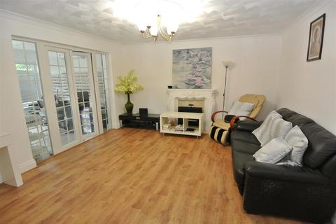 4 bedroom chalet for sale, Green Lane, Staines-Upon-Thames TW18