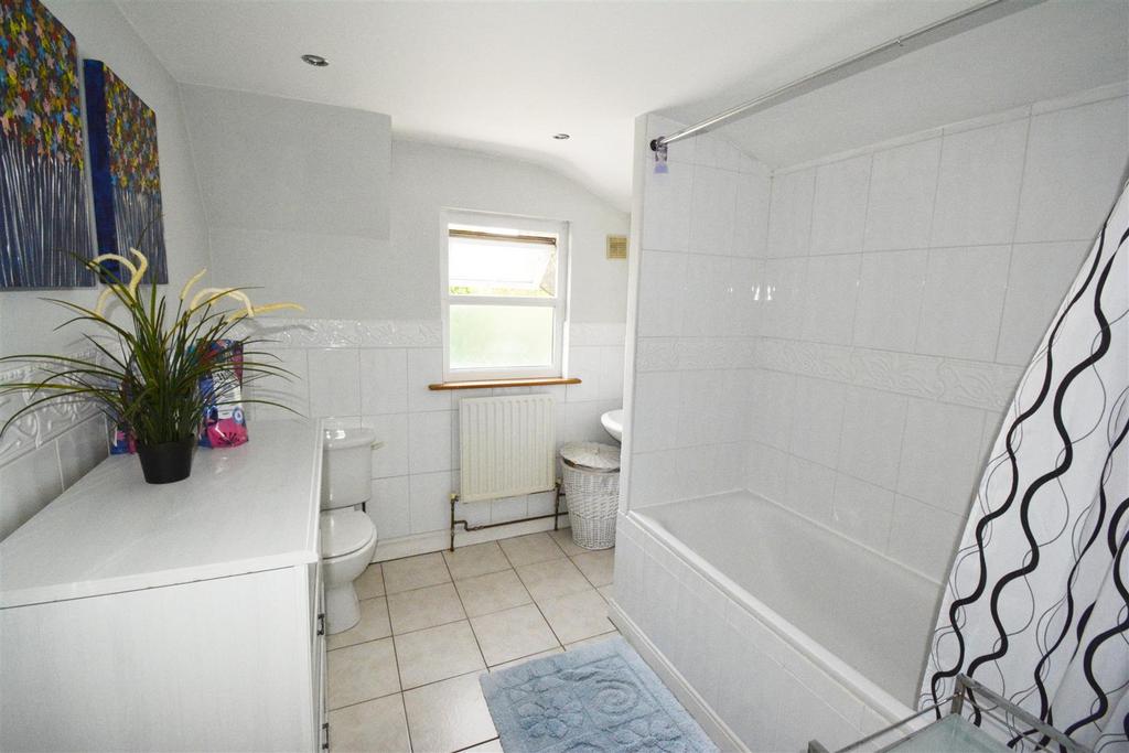 Bathroom-min.jpg