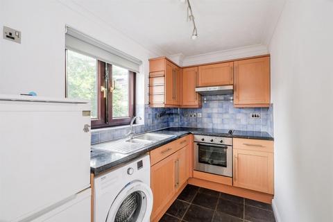 2 bedroom flat to rent, Cedar Close, Buckhurst Hill