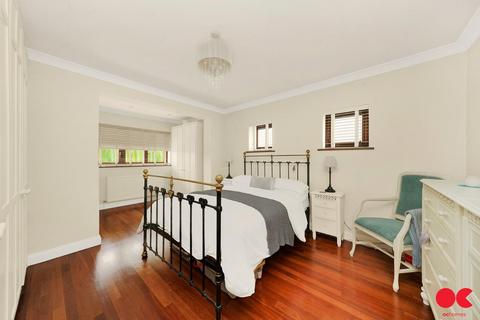 2 Nelmes Close, Hornchurch, RM11 2QA