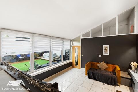 18 Charters Cross, Harlow, CM18 6UG