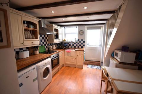 2 bedroom house to rent, High Street, Bideford, Devon