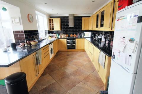 4 bedroom terraced house to rent, Redwood Crescent, Beeston, Nottingham, NG9 1JF