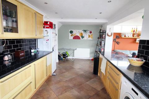 4 bedroom terraced house to rent, Redwood Crescent, Beeston, Nottingham, NG9 1JF