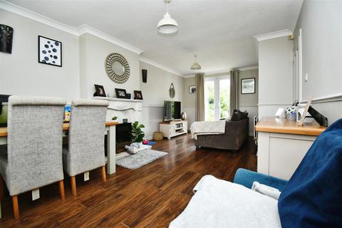 3 bedroom end of terrace house for sale, Neasden Close, Hull