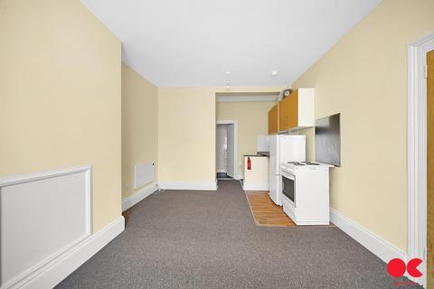 Studio to rent, Leytonstone Road, London E15