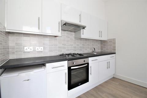 2 bedroom flat to rent, Minster Road, London NW2