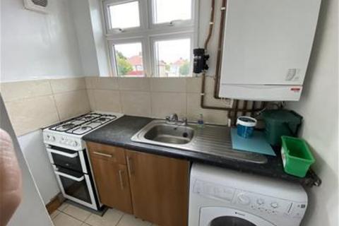 Studio to rent, Hounslow Road, Feltham TW14