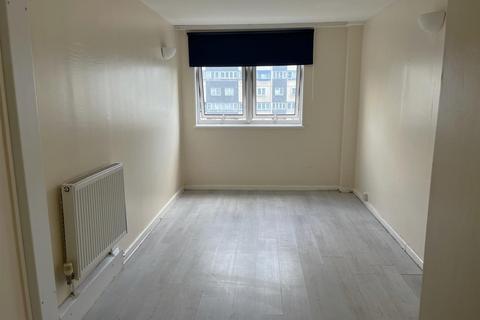 3 bedroom flat to rent, Charlotte Despard Avenue, London SW11