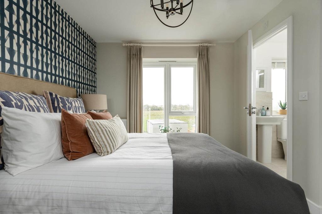 The main bedroom hosts an en suite, the...