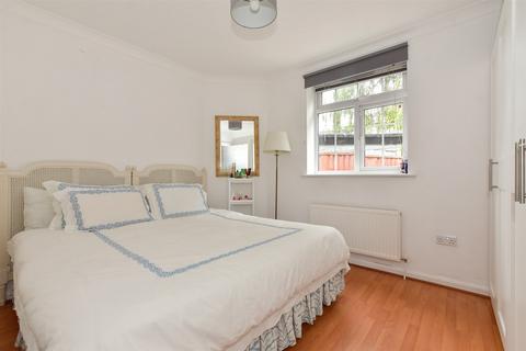 2a Monoux Grove, London, E17 5BS