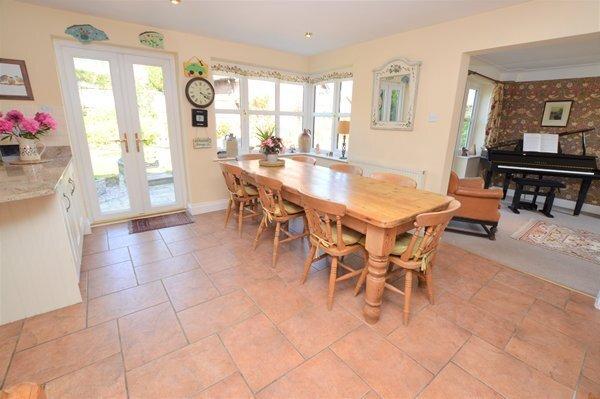 Open plan kitchen/diner