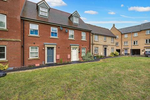 3 bedroom terraced house to rent, Cater Walk, Colchester CO4