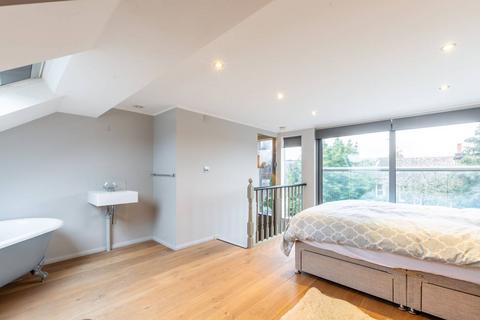 3 bedroom terraced house to rent, Cochrane Road, Wimbledon, London, SW19