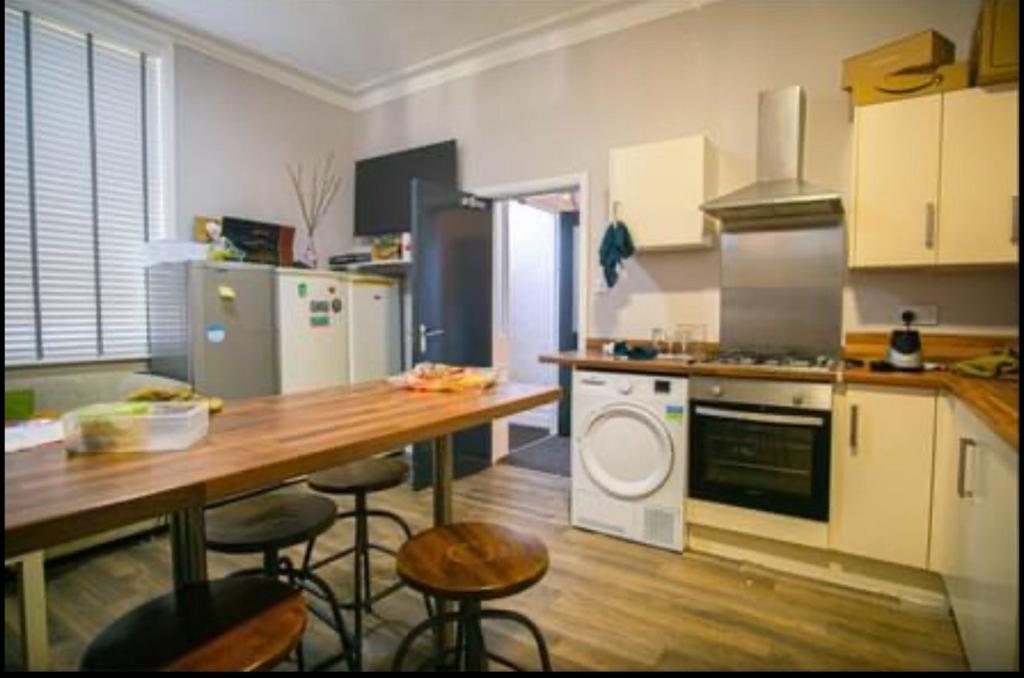 Room 4, 120 Villiers Street