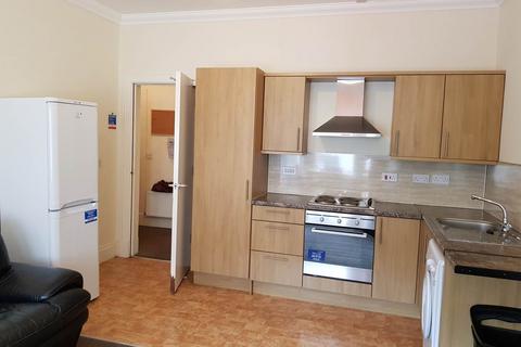 3 bedroom flat to rent, 25B Perth Road, ,