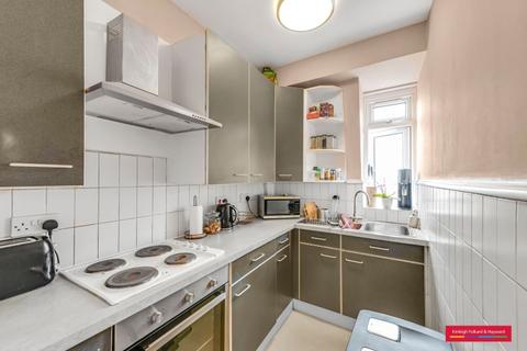 Studio to rent, Pembroke Road Kensington W8