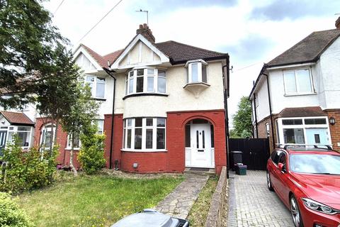 3 bedroom semi-detached house to rent, Central Avenue, Hounslow, TW3