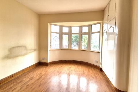 3 bedroom semi-detached house to rent, Central Avenue, Hounslow, TW3