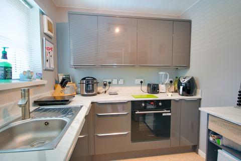 1 bedroom flat for sale, SHOLING! COMPETITIVE SERVICE CHARGE! ONE BEDROOM FIRST FLOOR FLAT!