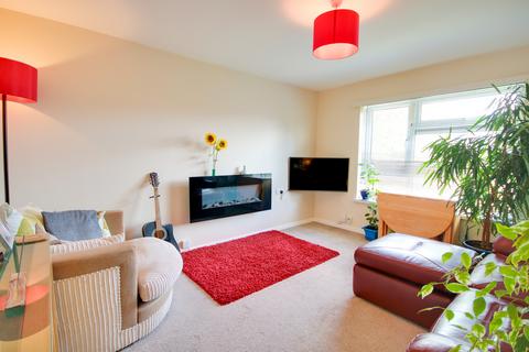 1 bedroom flat for sale, SHOLING! COMPETITIVE SERVICE CHARGE! ONE BEDROOM FIRST FLOOR FLAT!