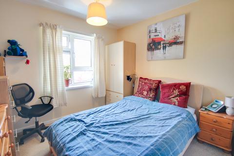 1 bedroom flat for sale, SHOLING! COMPETITIVE SERVICE CHARGE! ONE BEDROOM FIRST FLOOR FLAT!