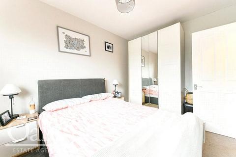 2 bedroom apartment to rent, Norbury Crescent, Norbury