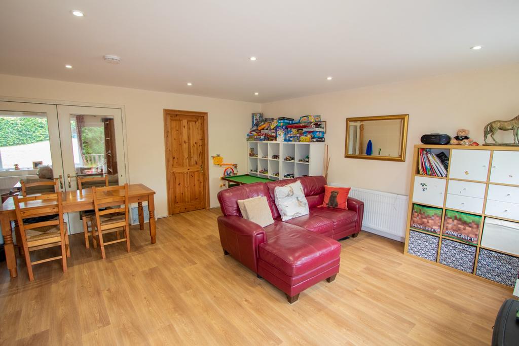 Sitting/dining room