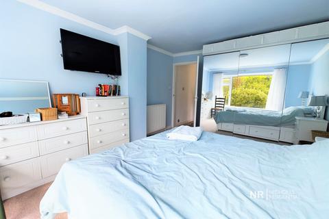 2e Ellingham Road, Chessington, KT9 2JA