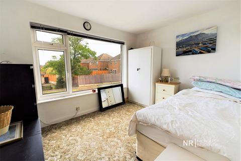 2e Ellingham Road, Chessington, KT9 2JA