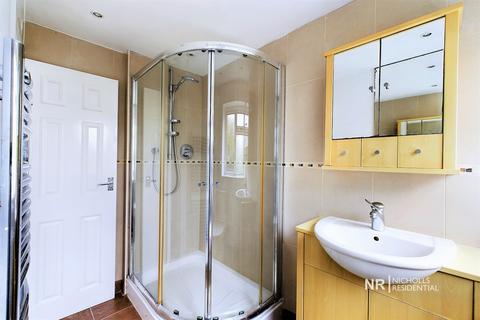 2e Ellingham Road, Chessington, KT9 2JA