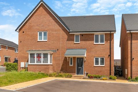 3 bedroom terraced house for sale, Snowdrop Crescent, Lydney