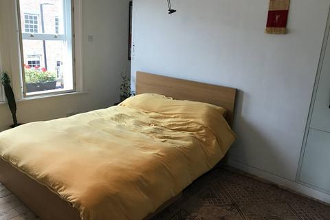 Studio to rent, Essex Road, Islington, London, N1