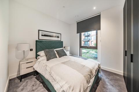 2 bedroom flat to rent, Viaduct Gardens SW11