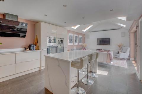 4 bedroom detached house for sale, Avon Close, Bromsgrove, Worcestershire, B60